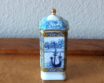 Del Prado Porcelain Pill Trinket Box - Blue with White English Scene - EP 51