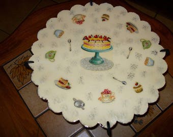 Footed serving dish for serving cakes