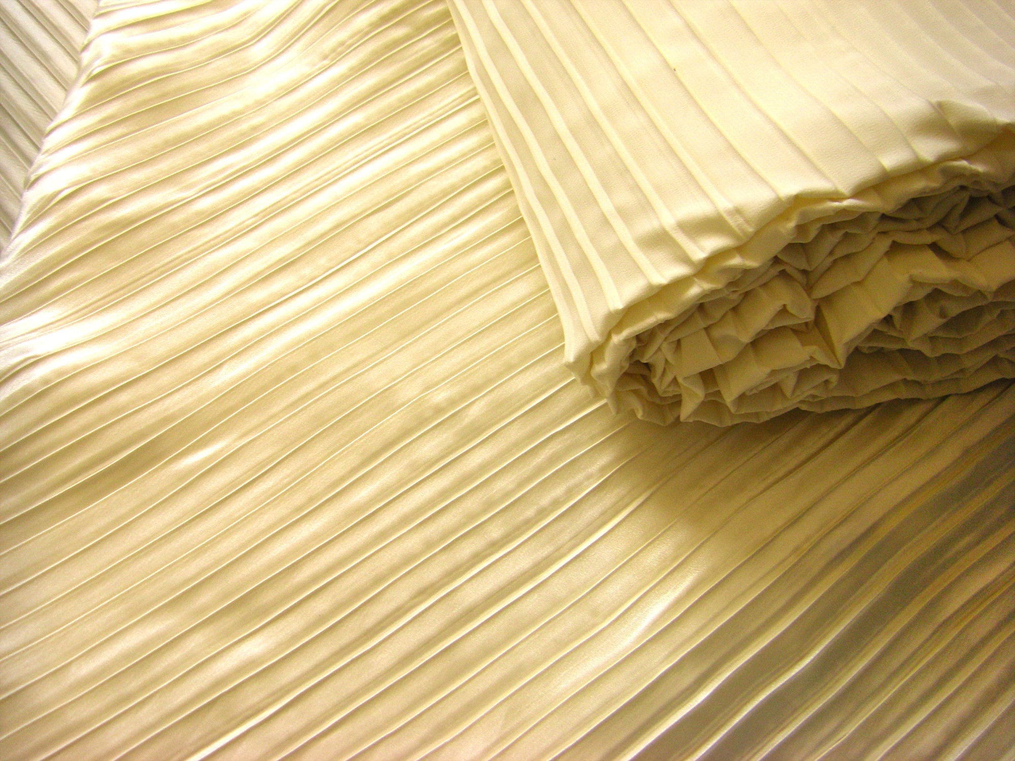 Satin Fabric Ready Pleated Cream Satin Fabric Wedding Dressmaking Shiny Pleated Ruffle Satin 4190