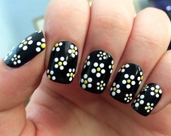 fake nails, daisy nails, daisies, nail art, press on nails