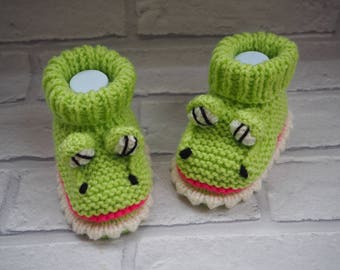 crocodile booties/Crocodile shoes/knitted baby booties/baby slippers/baby shower gift/unisex booties/novelty booties/animal booties.