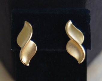 Pretty Vintage Brushed Gold tone Modern Pierced Earrings, Monet (AN17)