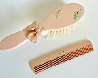 Vintage Rose bébé celluloïd brosse & peigne situé dans la boîte des années 1950