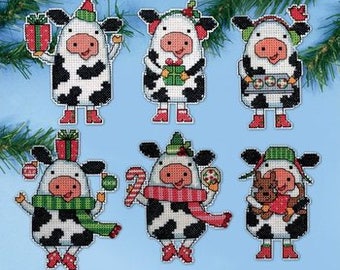 Design Works Crafts - Plastic Canvas Ornament Kit - Christmas Cows