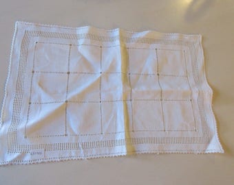 CROCHETED DOILY or DRESSER Scarf