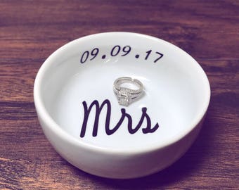 Mrs Ring Dish | Personalized Ring Dish | Bridal Shower Gift | Ring Holder | Engagement Gift | Engagement Ring Holder | Jewelry Dish