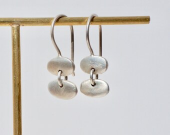 Pedernales. Two silver Pebble earrings.