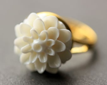 White Mum Flower Ring. White Chrysanthemum Ring. White Flower Ring. White Ring. Adjustable Ring. Handmade Flower Jewelry.