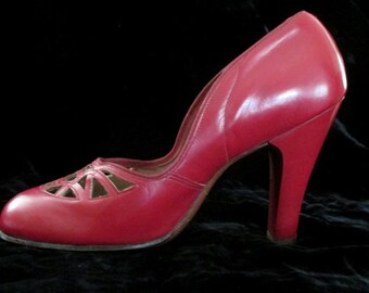 Awesome 1940's red Baby Doll Pumps vintage high heels pinup girl rockabilly Hollywood Glamor size 7 & 1/2 Med US
