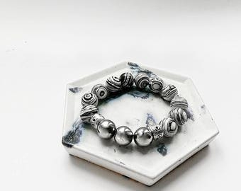 A bracelet with malachite, hematite beads and silver 925.