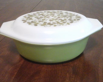 Vintage, verde, olive green, pyrex casserole dish.