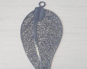 Grey watermark curved leaf print