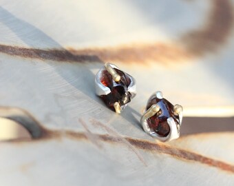 Rough Dark Brown Garnet Stud Earrings Silver 22k Yellow Gold Prongs Rustic Reddish Rust Colored Gemstones January Birthstone Her - Blockmalz
