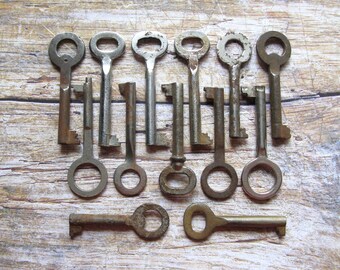 13 Vintage Keys, Vintage Finding, Old Unusual Keys, Small Old Keys, Tiny Vintage Keys, Small Metal Key, Antique Keys