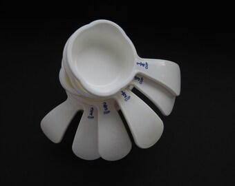 Tupperware Measuring Cups - Set of 6 - White Nesting Cups Pouring Spouts - Baking Master Chef - Kitchen Gadgets Prep Tools - Molded Plastic