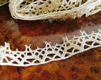 Vintage Tudor lace yardage - Elizabethan style 3/4 inch lace for ruffs.