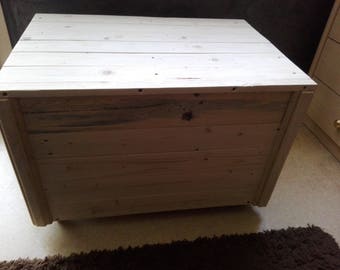 Wooden pallet box with wheels