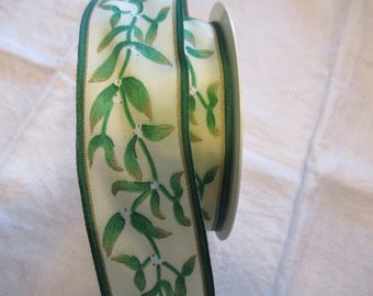 18 m Gold Green Ribbon leaves off-white motif
