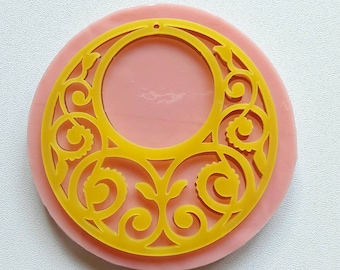 Silicone mould-inlaid circular pendant