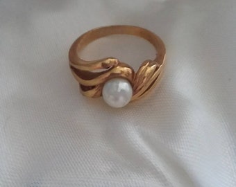 Size 8 vintage metal ring-ring- vintage ring- ring gift- promise ring- ring sale- rings- gold ring- pearl ring-