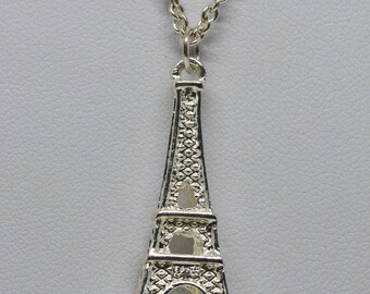 Lovely Eifiel Tower pendant necklace