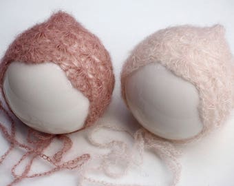 Newborn-bonnet crochet in elaborate patterns