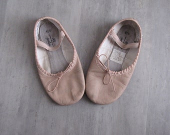 Vintage Pink Leather Girl's Dance Shoes - size 11.5
