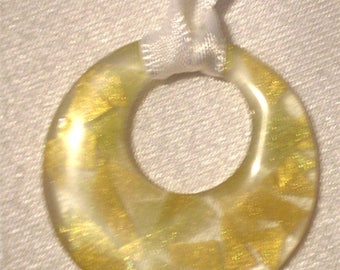 Pendants with colour splinters