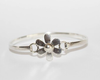 Hallmarked sterling silver daisy bangle. Silver flower bangle.