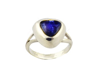 Elegant silver ring with deep blue lapidarya