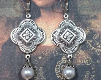 Quatrefoil Pearl Earrings - Renaissance Jewelry - Historical Jewelry - Reign Jewelry - Bridal Earrings - Tudor Jewelry - Womens Jewelry