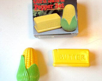 Adorable Vintage Corn Cob Salt and Pepper Shakers
