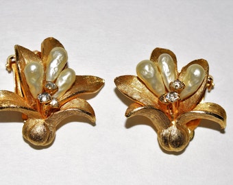 Vintage Kramer Flower Clip On Earrings