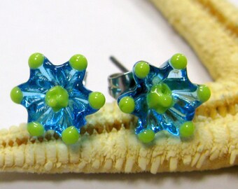 SMAUGGS handmade lampwork stud earrings, flowers (2p, 10mm x 10mm), glass, blue, green, surgical steel, SRA