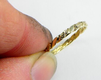Small Ring Band in Gold 14 kt - twisted two wires