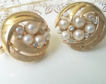 Stunning TRIFARI Signed Clip Earrings With Pink Lucite Stones RARE COLOR, Vintage Wedding, Mother of the Bride, Evening Wear, Gifts for Her