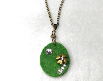Green clover or flower Oval Pendant Necklace