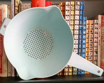 Tupperware Two Quart Nesting Colander Strainer with Handle, Teal Blue