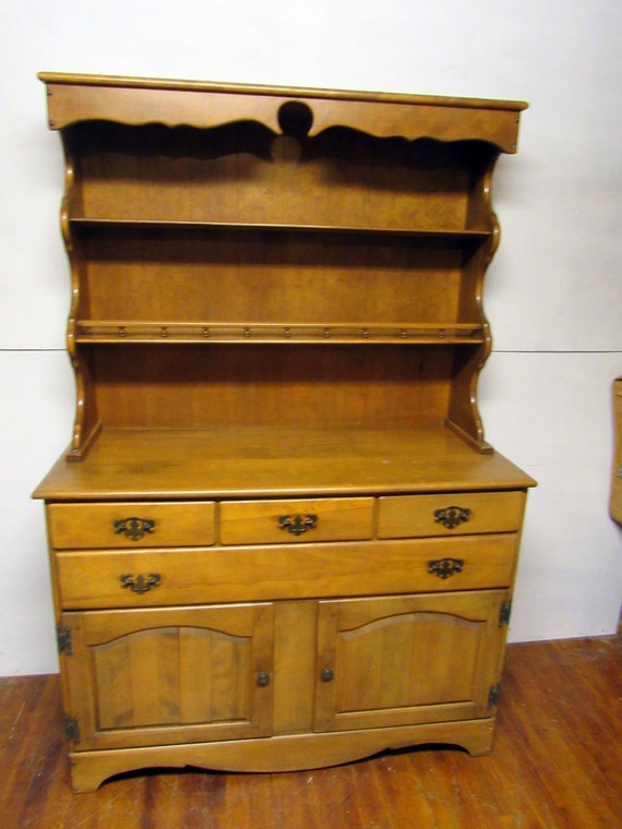 Maple hutch Country Early American style