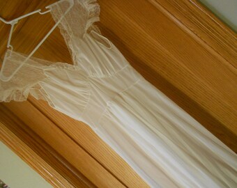 Vintage night gown. Peignoir White. Sheer Chiffon Lace. Ladies medium gown.