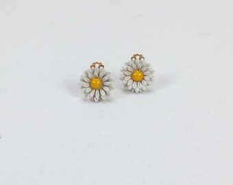 Vintage 1960s Daisy Clip On Earrings