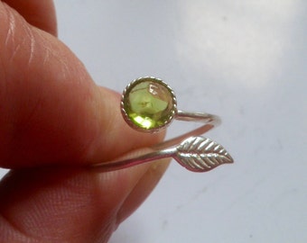 Peridot ring, sterling silver, feather ring, stacking ring, slim ring, elegant 6mm cabochon, August birthstone, ring