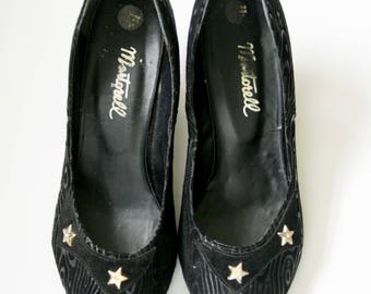 Vintage 80s black suede pumps. Gold star black shoes. Black wood grain heels. 70s 80s black suede heels. Witchy shoes. Western heels. US 8.5