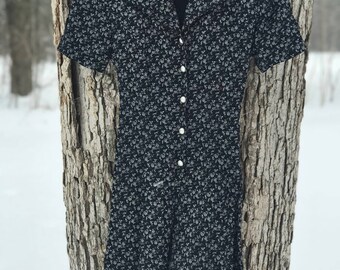 80's black and white floral short sleeve romper with pearl buttons. size 3/small