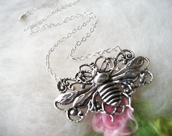 Bumble Bee Necklace Silver Bee Pendant Garden Necklace Pendant Detailed Wings Silver Chain Whimsical Jewelry Retro Charm Necklace