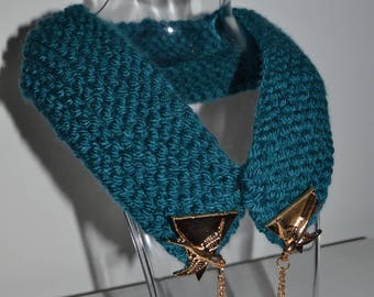 Knitted collar with swallow clip detail