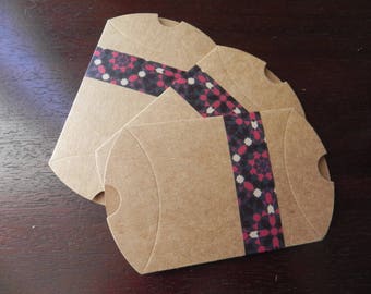3 cartons decorated measuring 9 x 7 cm