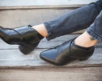 Black Leather Boots, Leather booties, Womens Boots, Criss Cross , Ankle booties, Black booties, Black Boots, Flat Boots, Katz And Birds