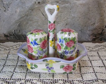 Shabby Chic Floral Salt And Pepper Set And Tray, Linen N Things Pretty Shaker Set, Gift For Her, Farmhouse Kitchen Set 2 Vintage 1980s
