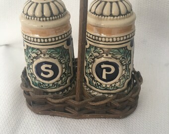 Home from the Hunt' Beautifully detailed salt and pepper shakers